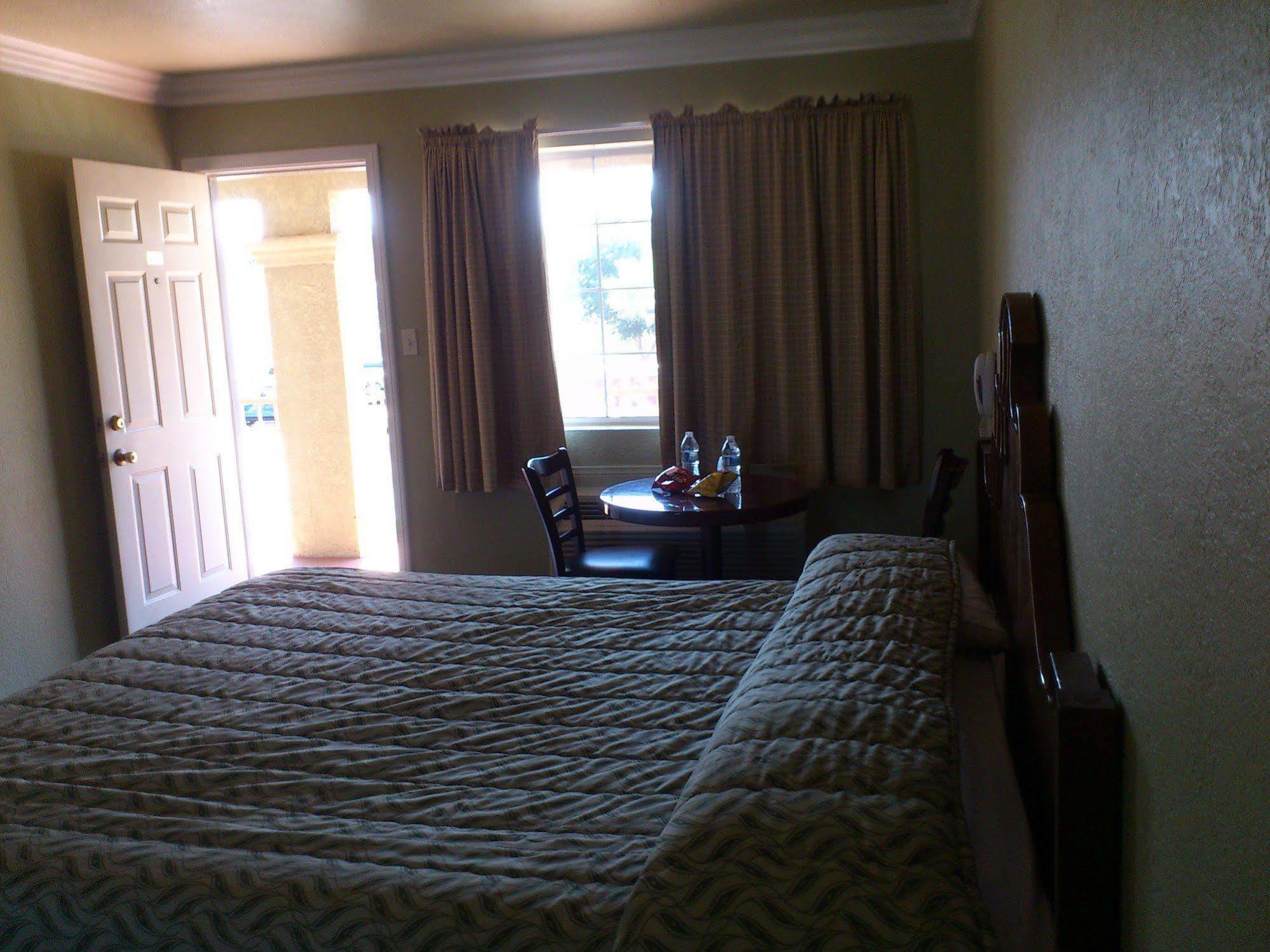 Santa Ana Travel Inn מראה חיצוני תמונה
